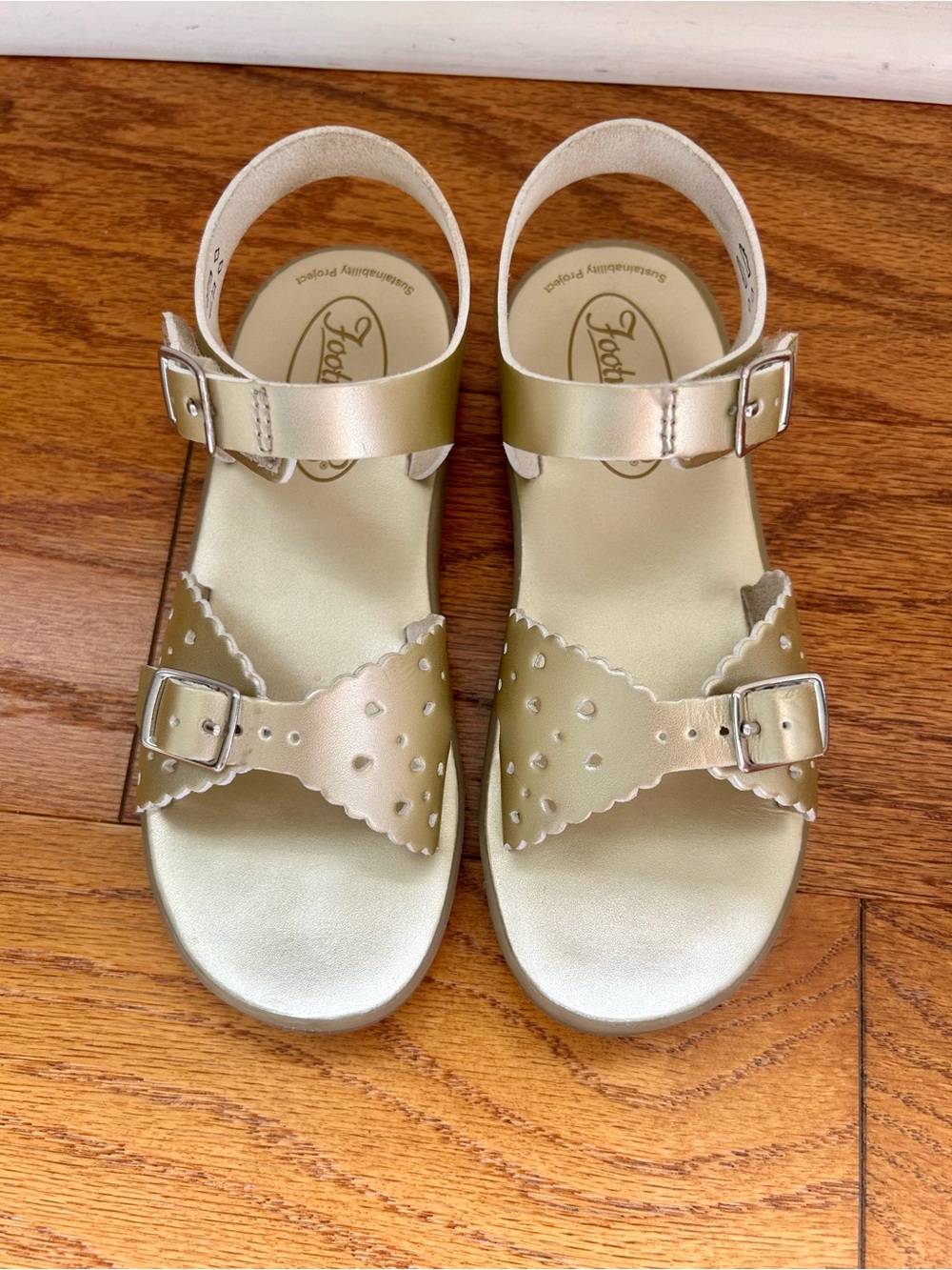 FootMates Girls Gold Scalloped Sandals - Picture 5 of 5